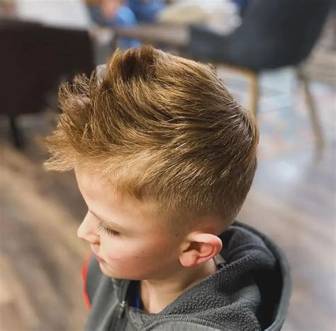 Coole Frisuren für Jungs: Trendige Looks im Jahre 2024